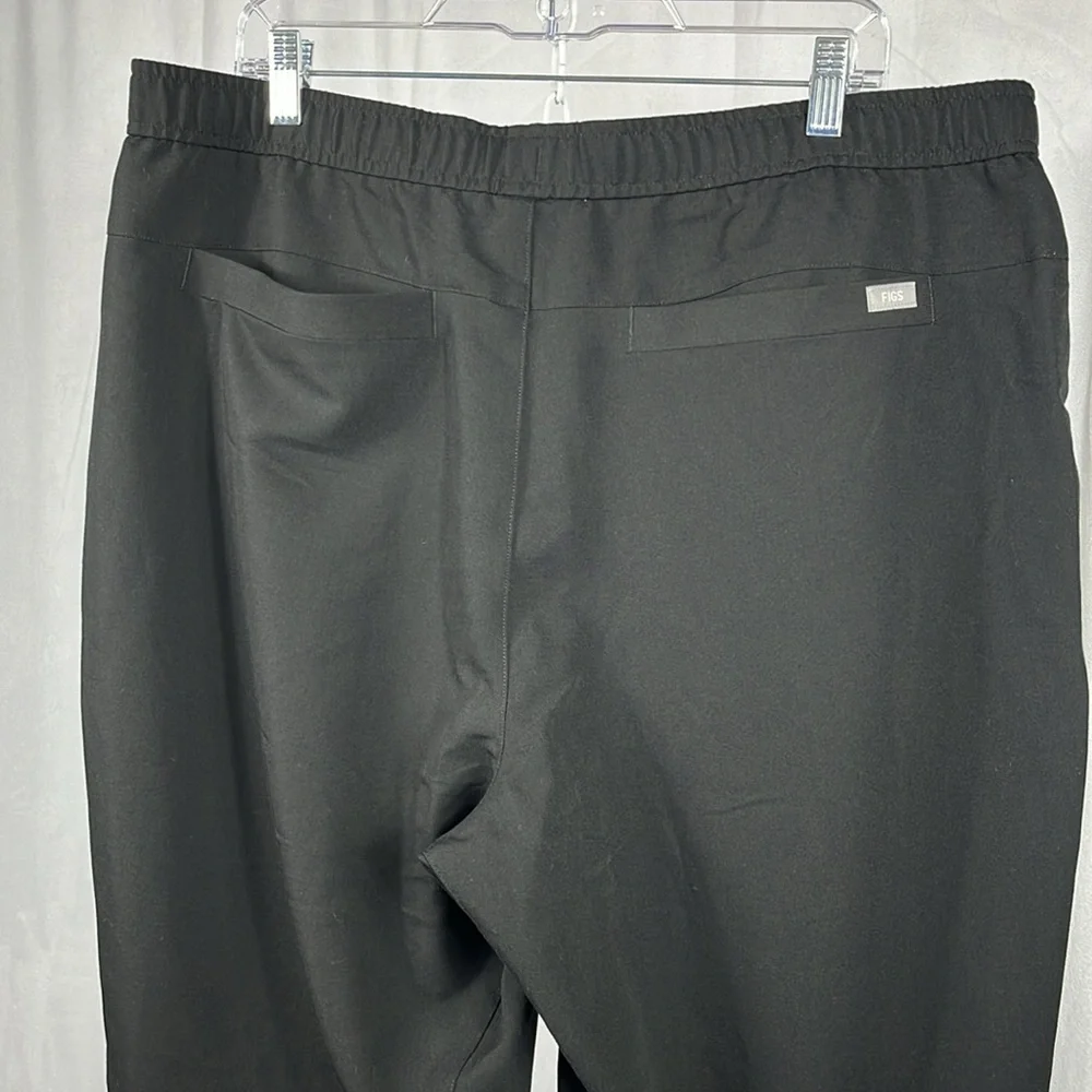 FIGS Men’s Tansen‎ Jogger Scrub Pants in Black.